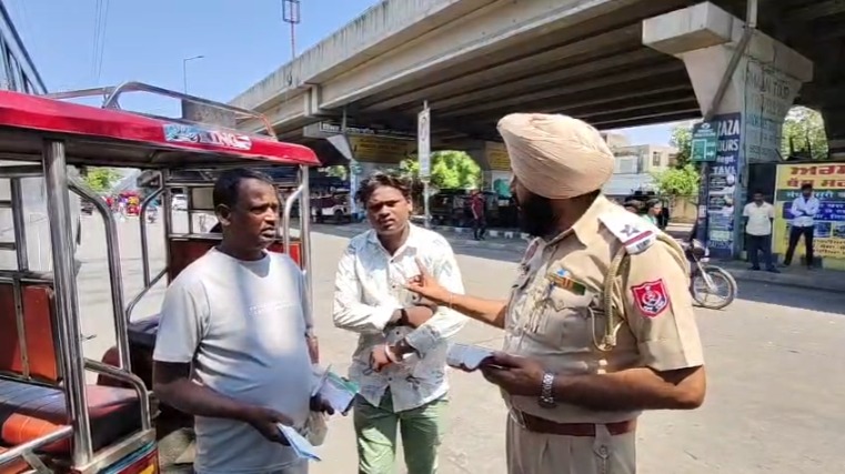 जालंधर में ट्रैफिक पुलिस का सख्त एक्शन, बस स्टैंड पुल के नीचे नाकेबंदी कर ई-रिक्शा के चालान काटे