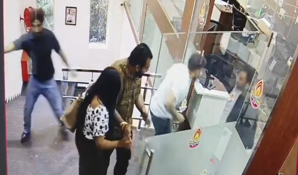 मोहाली में खौफनाक मर्डर: ऑफिस में घुसकर युवती पर बरसाए चाकू, मौत के बाद आरोपी ने काटा अपना गला