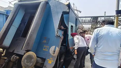 लुधियाना रेलवे स्टेशन पर बड़ा हादसा टला, कटरा स्पेशल ट्रेन के दो कोच हुए अलग